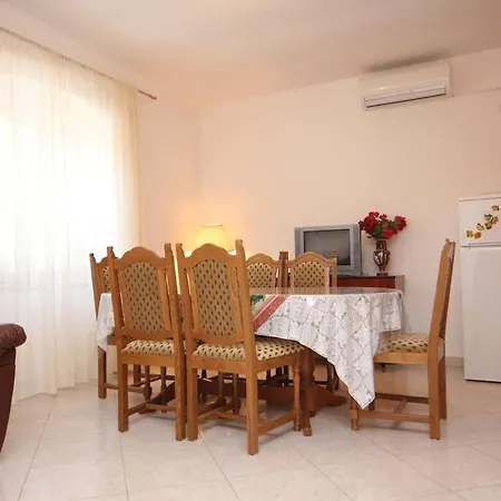 Apartment Apartments By The Sea Sutomiscica, Ugljan - 8474 Sutomiscica